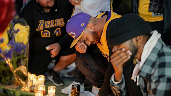 Fãs lamentam a morte do jogador de basquete Kobe Bryant, em Los Angeles, nos EUA, no dia 26 de janeiro de 2020 - Sputnik Brasil
