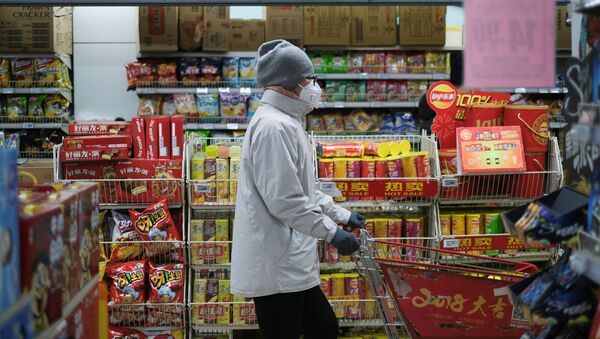 Mulher com máscara de proteção em supermercado chinês - Sputnik Brasil