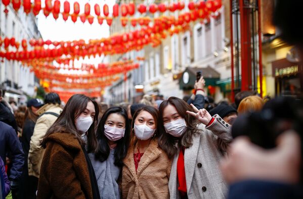 Grupo faz fotos durante a comemoração do Ano Novo Lunar, no bairro tradicional chinês de Londres, China Town, no Reino Unido, em 25 de janeiro de 2020 - Sputnik Brasil