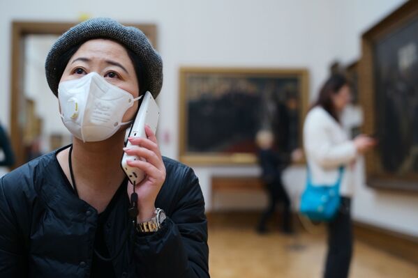 Mulher usa máscara de proteção durante visita a museu em Moscou, na Rússia, em janeiro de 2020 - Sputnik Brasil