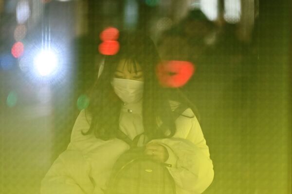 Pedestre usa máscara de proteção para evitar ser contaminada pelo coronavírus, enquanto passeia pela Guinza, famosa rua de Tóquio, no Japão, em 26 de janeiro de 2020 - Sputnik Brasil