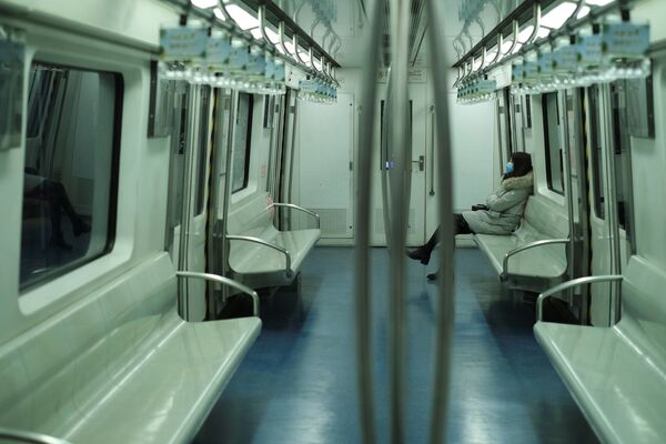 Garota usa máscara no metrô de Pequim, em meio à crise causada pelo coronavírus, na China, em 26 de janeiro de 2020 - Sputnik Brasil