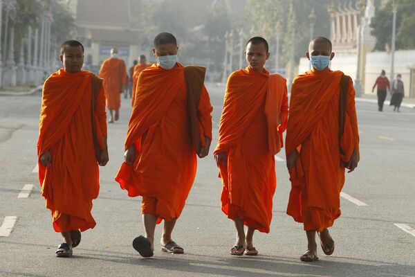 Monges budistas usam máscaras de proteção, próximos ao palácio real de Phnom Penh, no Camboja, em 28 de janeiro de 2020 - Sputnik Brasil