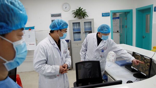Médicos chineses observam por monitor pacientes infectados com o coronavírus (foto de arquivo) - Sputnik Brasil