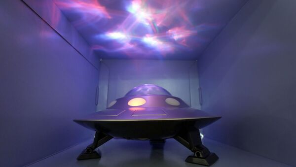 Réplica de OVNI é apresentado durante o evento TTPM Holiday Showcase em Nova York (foto de arquivo) - Sputnik Brasil