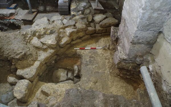 Escavação arqueológica na Igreja de Bath - Sputnik Brasil