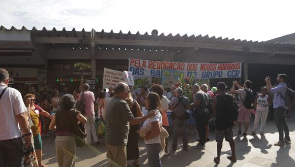 Manifestação dos moradores de Paquetá contra cortes nos horários das barcas - Sputnik Brasil