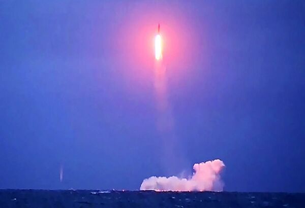 Lançamento do míssil balístico intercontinental Sineva a partir do submarino nuclear russo Verkhoturye - Sputnik Brasil