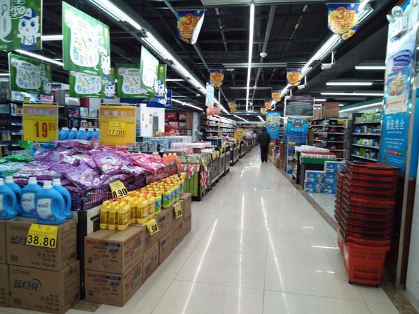 Cliente é visto em supermercado vazio na cidade de Wuhan, China
 - Sputnik Brasil