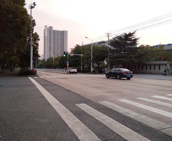 Mais uma rua deserta na cidade de Wuhan, na província Hubei
 - Sputnik Brasil