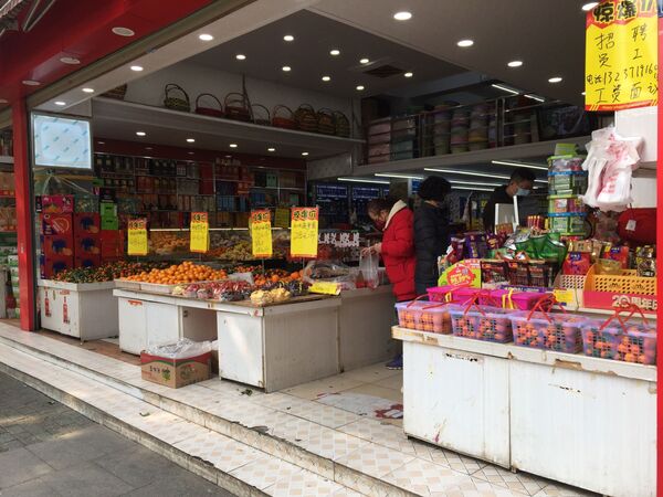 Pessoas usam máscaras em um supermercado de Wuhan, China
 - Sputnik Brasil