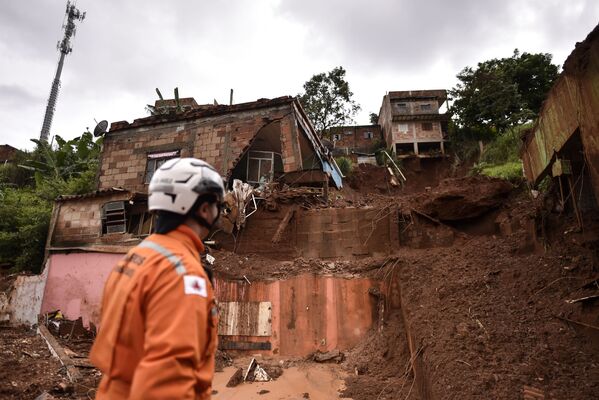 Bombeiros olham para casas em área de desabamento em Belo Horizonte - Sputnik Brasil