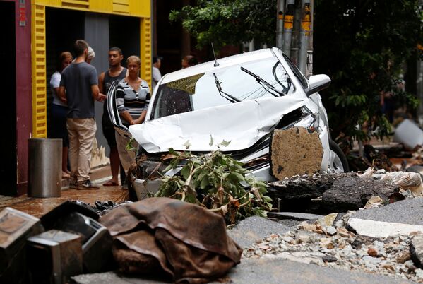 Carro danificado em Belo Horizonte após fortes chuvas - Sputnik Brasil