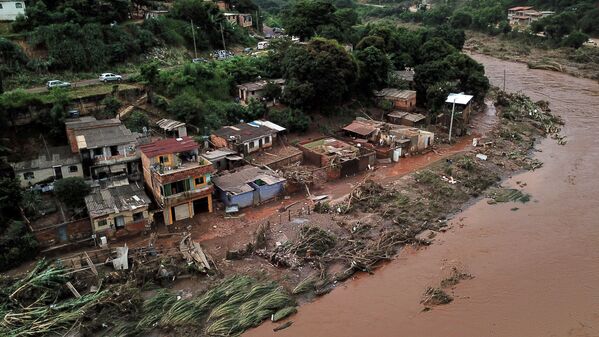 Vista aérea de rio saturado em Sabará, Belo Horizonte - Sputnik Brasil