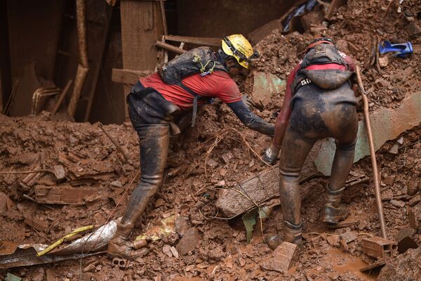 Bombeiros mineiros buscam por desaparecidos no bairro de Vila Bernadete, em Belo Horizonte - Sputnik Brasil