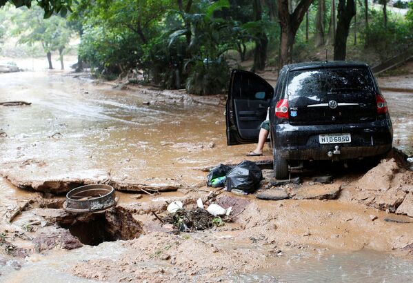 Carro em rua afetada pelas dramáticas inundações em Minas Gerais - Sputnik Brasil
