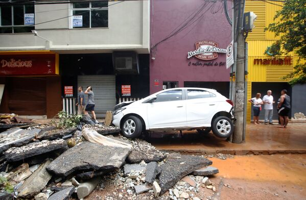 Carro virado em ria destruída pelas fortes chuvas em Belo Horizonte - Sputnik Brasil