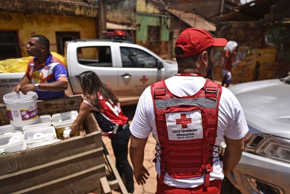 Membros da Cruz Vermelha entregam água e produtos de limpeza para locais em Minas Gerais. - Sputnik Brasil