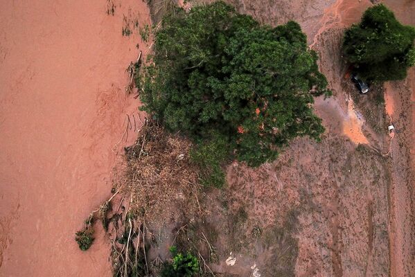 Vista aérea de rio sobrecarregado por fortes chuvas em Minas Gerais - Sputnik Brasil