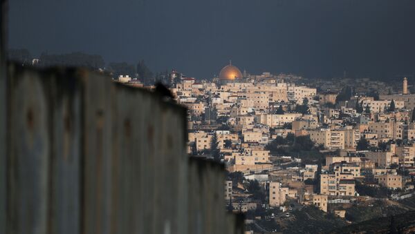 Vista da Cidade Velha de Jerusalém, por trás do muro construído por Israel, que separa a cidade histórica da cidade palestina de Abu Dis, na Cisjordânia ocupada, em 29 de janeiro de 2020 - Sputnik Brasil