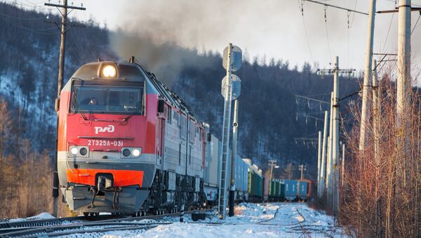 Trem russo atravessa ferrovia na Sibéria - Sputnik Brasil