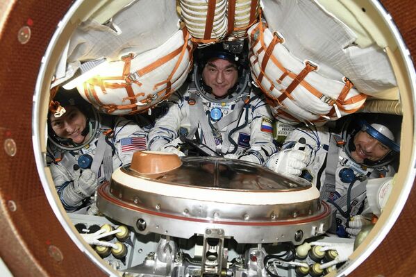 O cosmonauta Aleksandr Skvortsov e os astronautas Luca Parmitano e Christina Koch durante treinamento de descida a bordo da espaçonave Soyuz MS-13 - Sputnik Brasil
