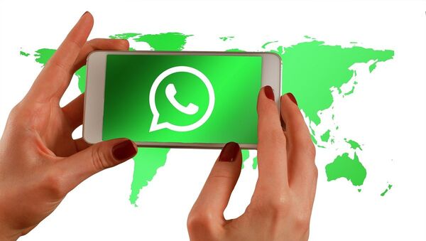 Símbolo do aplicativo WhatsApp na tela de um telefone (foto de arquivo) - Sputnik Brasil
