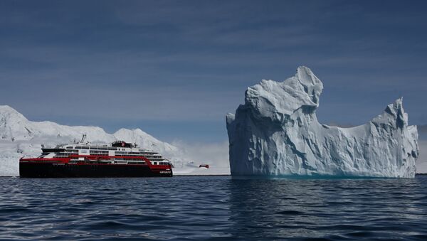 Navio de cruzeiro MS Roald Amundsen ao lado de um iceberg na Antártica (foto de arquivo) - Sputnik Brasil
