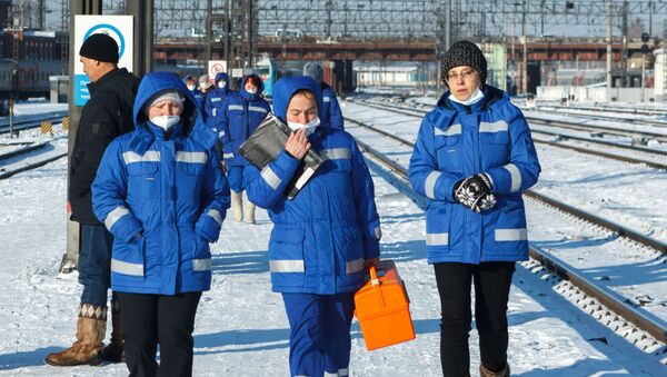 Funcionários da companhia ferroviária russa fazem a inspeção de trens advindos de Pequim, na ferrovia transiberiana, na cidade de Irkutsk, na Sibéria, em 31 de janeiro de 2020 - Sputnik Brasil