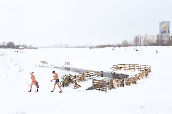 Membros de um clube de natação de inverno durante treinamento no bairro Leninsky da cidade de Novossibirsk - Sputnik Brasil