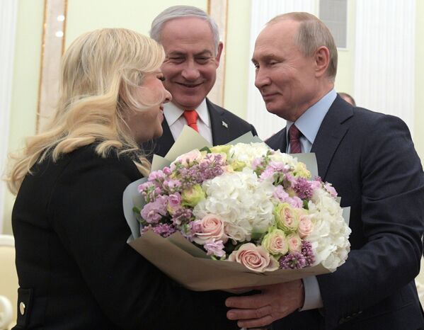 Presidente da Rússia, Vladimir Putin, presenteia flores à primeira-dama de Israel, Sara Netanyahu, durante encontro - Sputnik Brasil