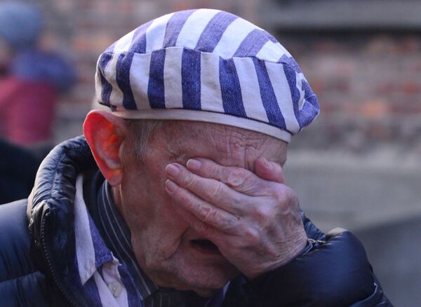 Sobrevivente do Holocausto se emociona durante evento dedicado aos 75 anos da Libertação do Campo de Concentração de Auschwitz pelo Exército soviético na Polônia - Sputnik Brasil