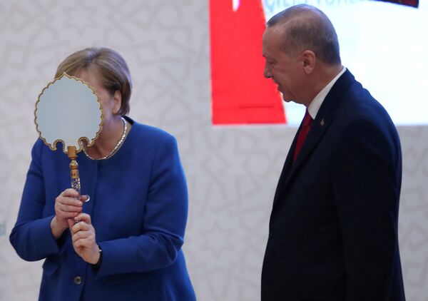 Chanceler alemã, Angela Merkel, recebe presente do presidente turco, Tayyip Recep Erdogan - Sputnik Brasil