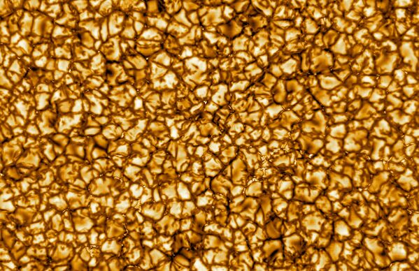 Imagem feita pelo Telescópio Solar Daniel K. Inouye, o maior de sua categoria no mundo, mostra a superfície do Sol com a maior resolução já feita - Sputnik Brasil