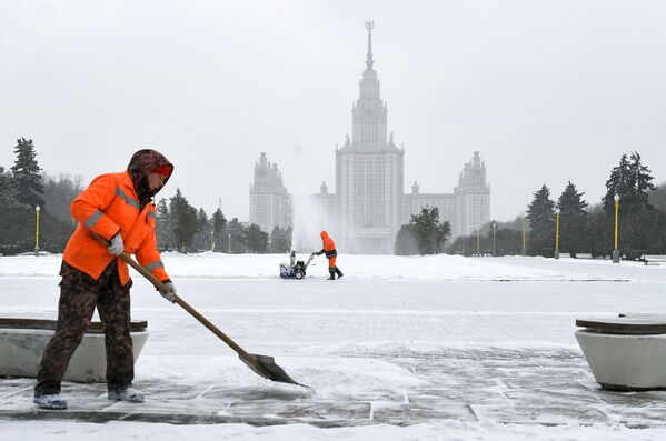 Serventes removem neve em frente ao prédio da Universidade Estatal de Moscou (MGU, na sigla em russo) em Vorobyovy Gory, Moscou - Sputnik Brasil