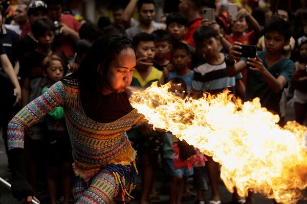 Artista de rua cospe fogo durante celebrações do Ano Novo chinês em Manila, Filipinas - Sputnik Brasil