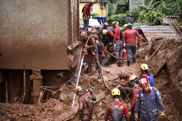 Bombeiros buscam pessoas desaparecidas utilizando técnicas hidráulicas para remover a lama após um deslizamento de terra ocorrer em Belo Horizonte - Sputnik Brasil