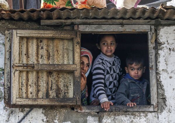 Família de palestinos em campo de refugiados na Faixa de Gaza - Sputnik Brasil