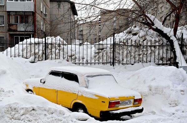 Montes de neve em um dos quintais da cidade siberiana de Novossibirsk - Sputnik Brasil