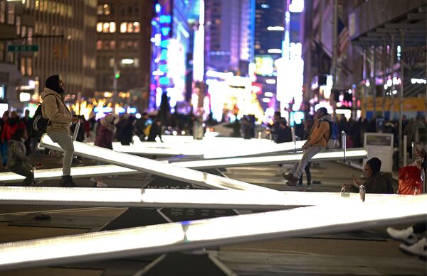 Populares se divertem em gangorras iluminadas na Broadway, próximo da Time Square em Nova York, EUA - Sputnik Brasil