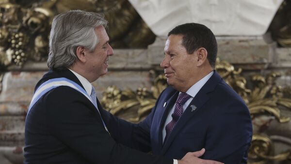 O presidente da Argentina, Alberto Fernández, à esquerda, cumprimenta o vice-presidente do Brasil, Hamilton Mourão, durante a cerimônia de posse do presidente argentino. - Sputnik Brasil