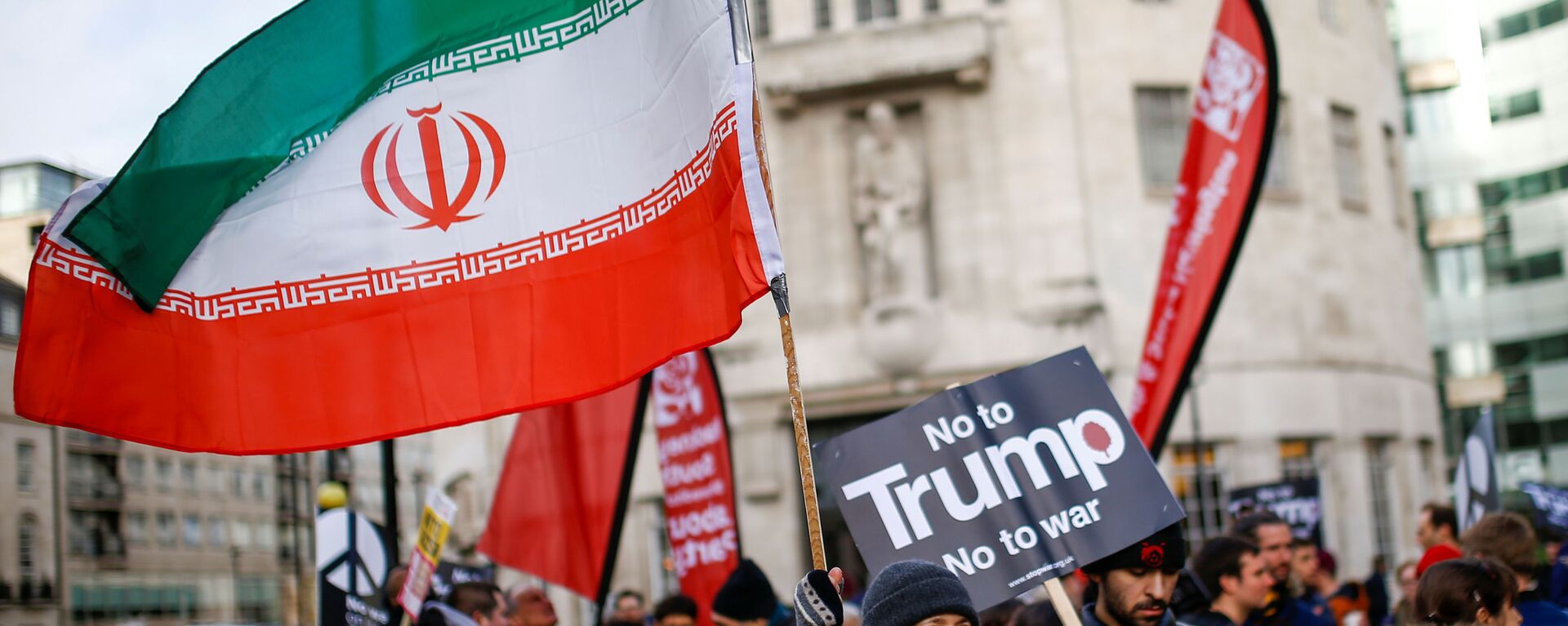 Manifestante ergue a bandeira iraniana durante um protesto em oposição à ameaça de guerra contra o Irã em Londres, Reino Unido - Sputnik Brasil, 1920, 29.08.2021