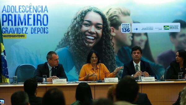 A ministra da Mulher, da Família e dos Direitos Humanos, Damares Alves, e o ministro da Saúde, Luiz Henrique Mandetta, lançam a Campanha Nacional de Prevenção à Gravidez na Adolescência. - Sputnik Brasil
