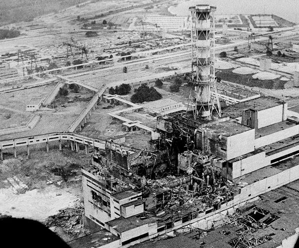 Vista aérea da usina nuclear de Chernobyl alguns dias após o acidente em 1986 - Sputnik Brasil