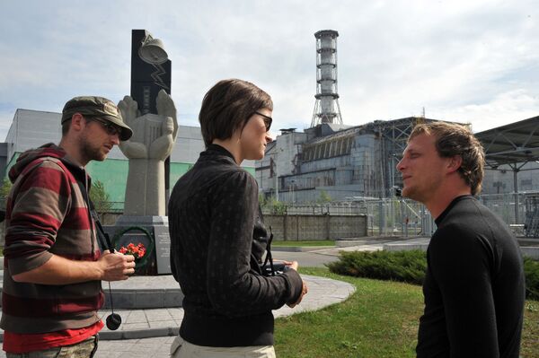 Turistas da Bélgica em frente a sarcófago erguido sobre a unidade 4 destruída da usina nuclear de Chernobyl - Sputnik Brasil