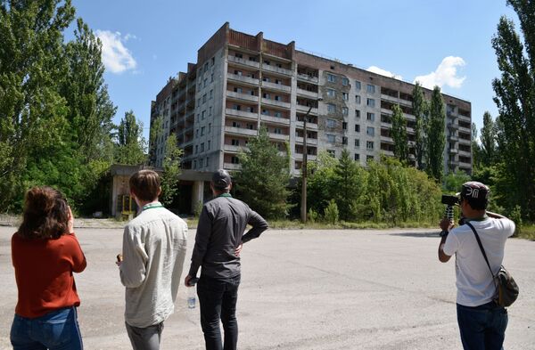 Turistas durante passeio pela zona de exclusão da usina nuclear de Chernobyl, na cidade de Pripyat - Sputnik Brasil