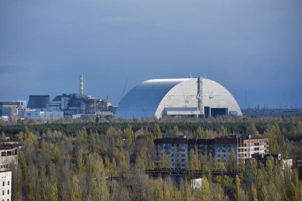 Vista aérea do novo confinamento seguro e sarcófago na unidade 4 da usina nuclear de Chernobyl da cidade de Pripyat - Sputnik Brasil