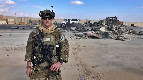 Soldado dos EUA ao lado de detritos da base de Ain al-Asad, no Iraque, em 13 de janeiro de 2020 - Sputnik Brasil