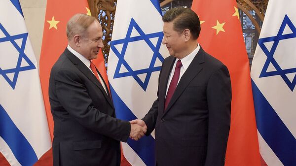 Primeiro-ministro de Israel, Benjamin Netanyahu, é recebido pelo presidente da China, Xi Jinping, em Pequim (foto de arquivo) - Sputnik Brasil