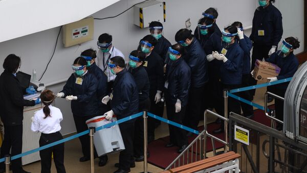 Membros do Departamento de Saúde de Hong Kong fazem fila para limpar as mãos no convés do navio de cruzeiro World Dream (foto de arquivo) - Sputnik Brasil